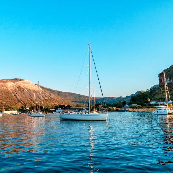 crociera alle eolie in catamarano