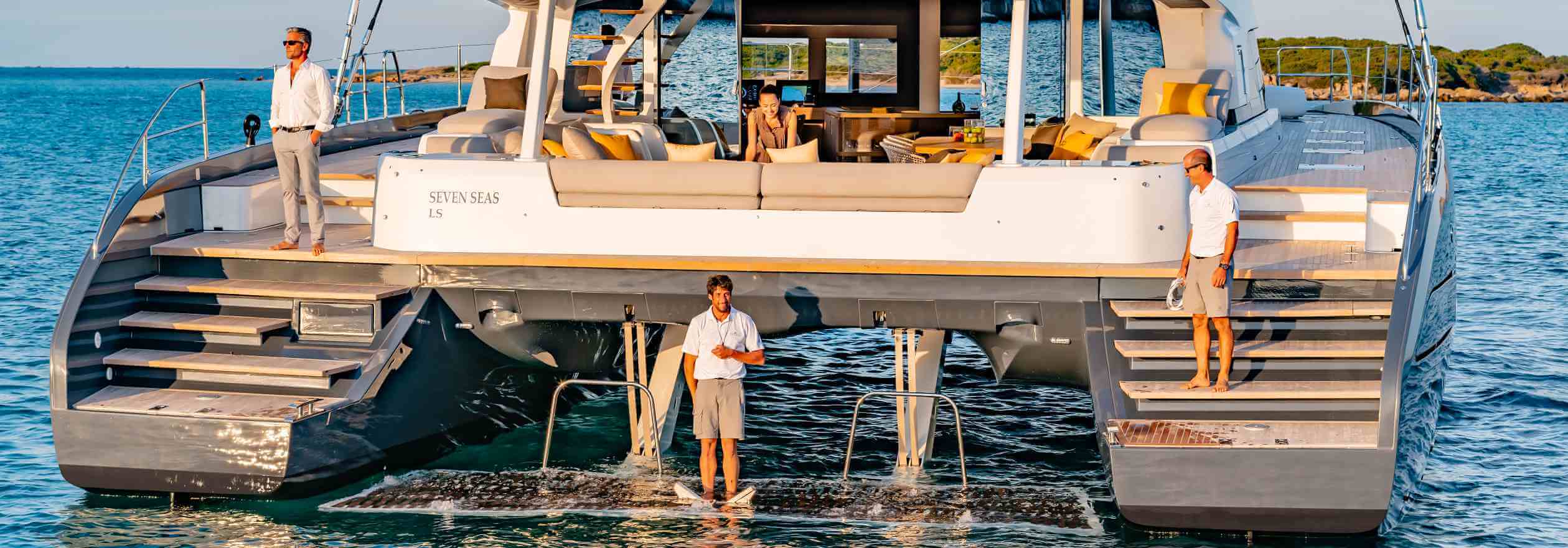 	Foto della parte posteriore di un catamarano di lusso Lagoon, con equipaggio e passeggeri
